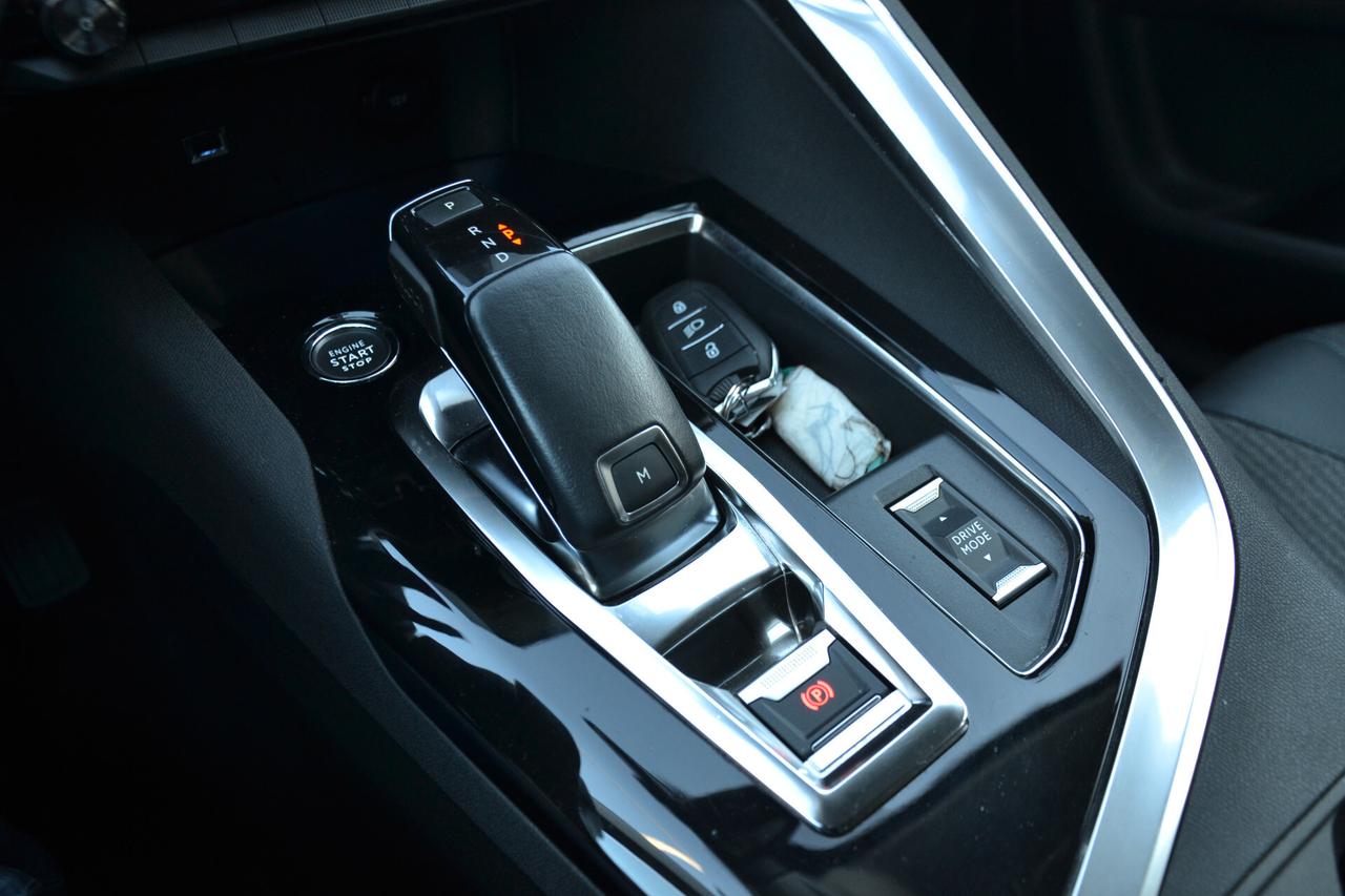 Peugeot 5008 1.5 HDi 130CV 7POSTI AUT.+NAV+LED+RCAM+PELLE+PDC