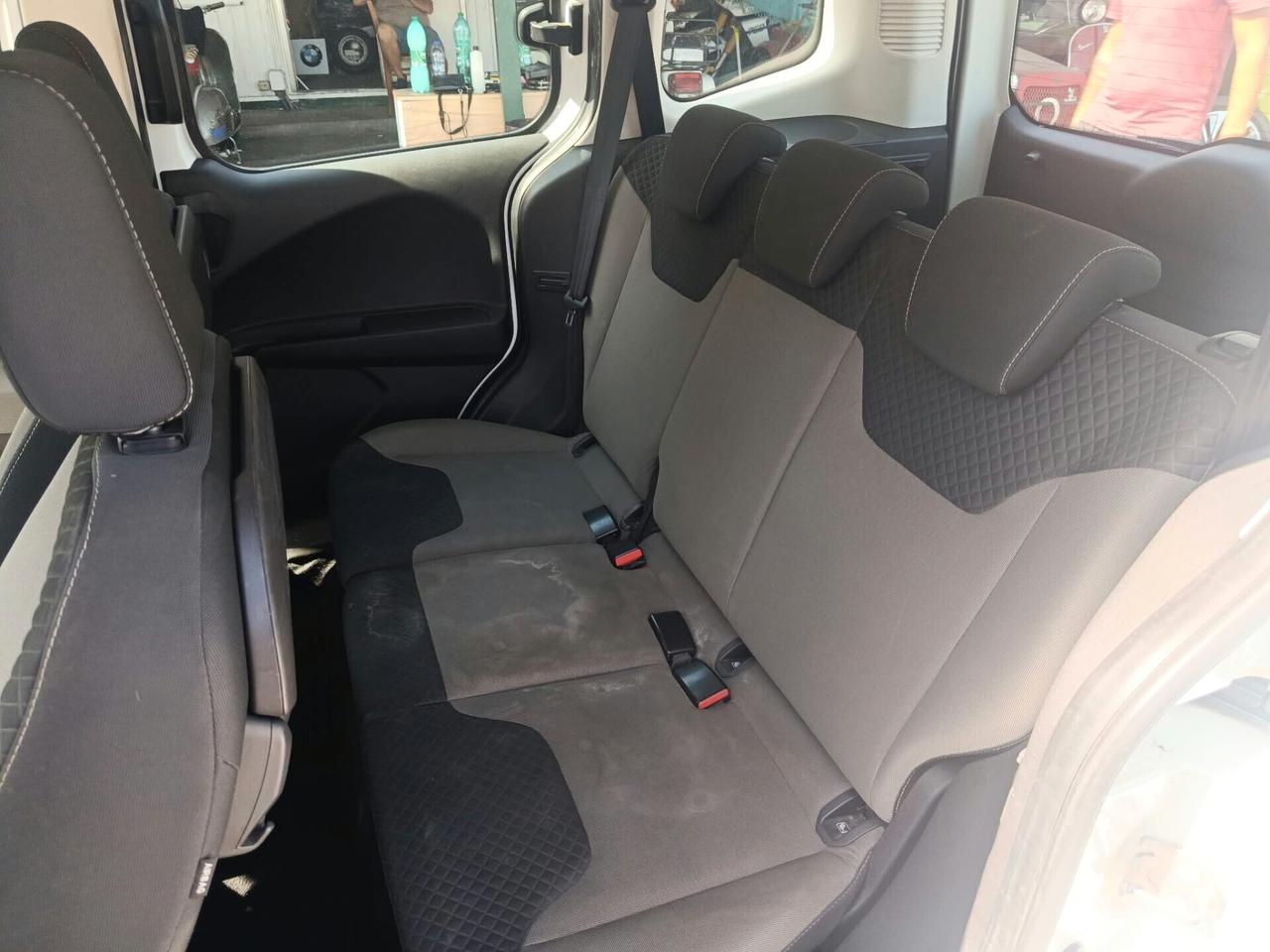 Ford Tourneo Courier 5.-p.o.s.t.i. TDCI 7 Plus