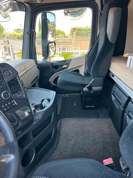 Motrice Mercedes Actros coibentato