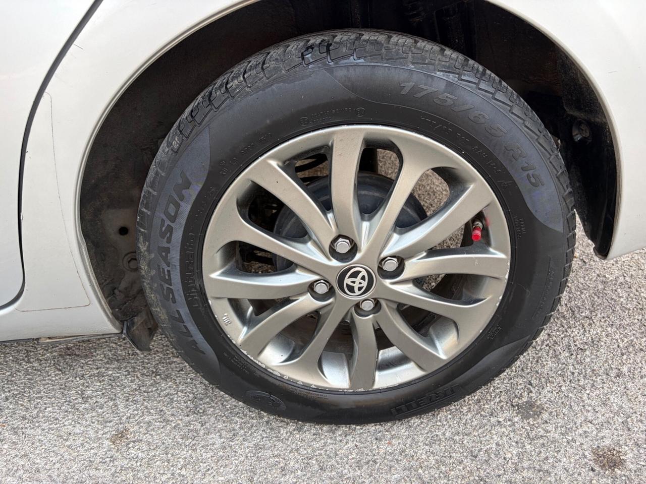 Toyota Yaris 1.0 benz ideale per neopatentati
