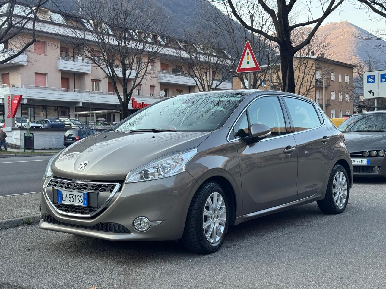 Peugeot 208 1.2 VTi 82 CV 5 porte Allure - OK NEOPATENTATI - SENSORI POSTERIORI - COMPUTER DI BORDO - FINITURE CROMO