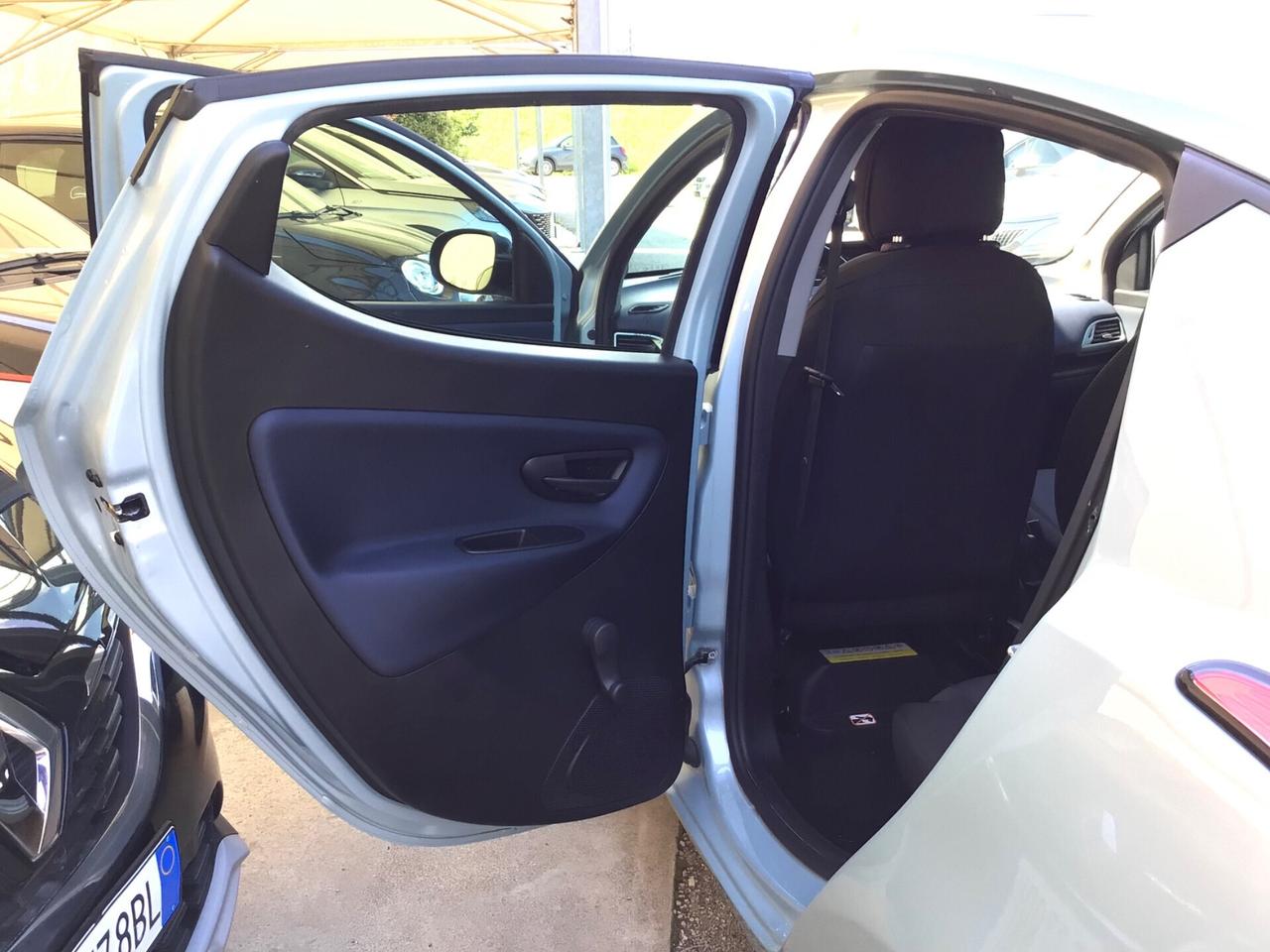 Lancia Ypsilon 1.0 FireFly 5p Hybrid Platino