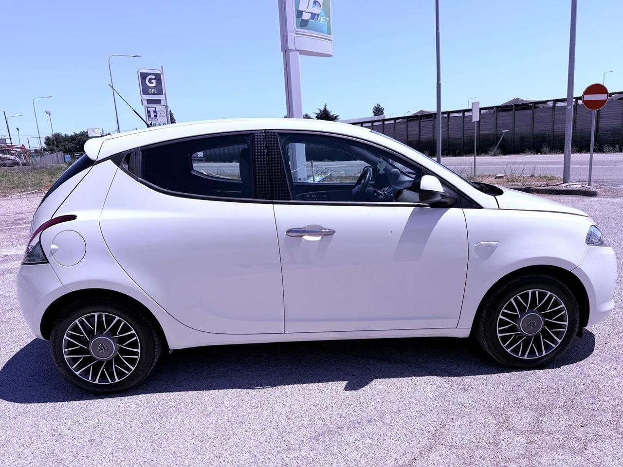 Lancia Ypsilon 1.2 69 CV 5 porte GPL Ecochic Silver