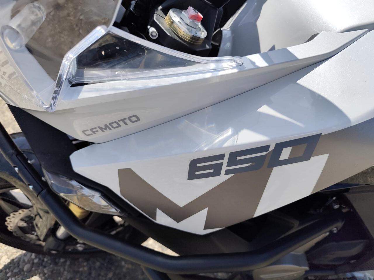 Cf Moto 650 MT 650MT Modello crossover/adventure, con manubrio più alto, protezione motore e aspetto robusto,