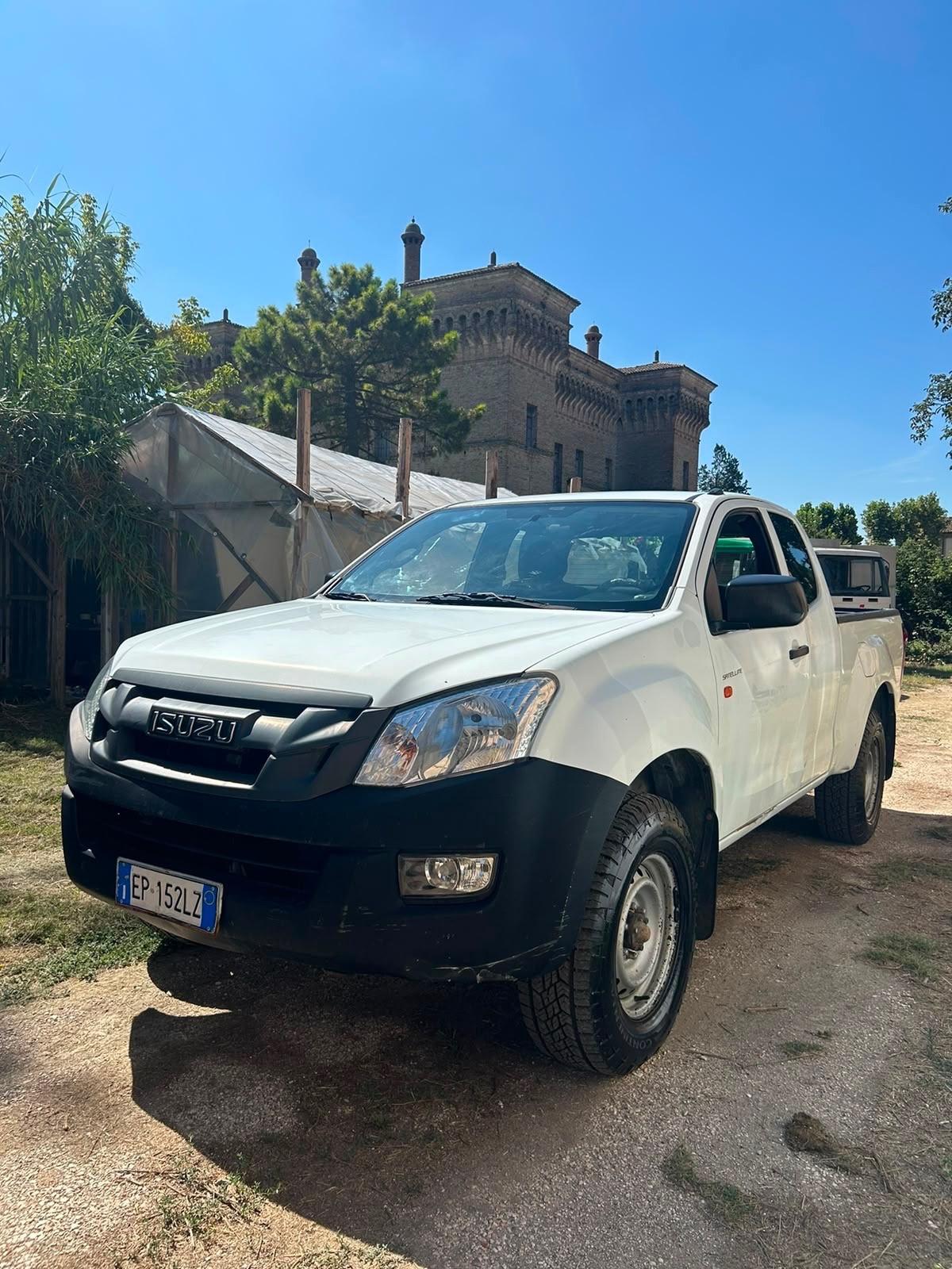 Isuzu D-Max 2.5 TD space cab 4WD 2+2 posti