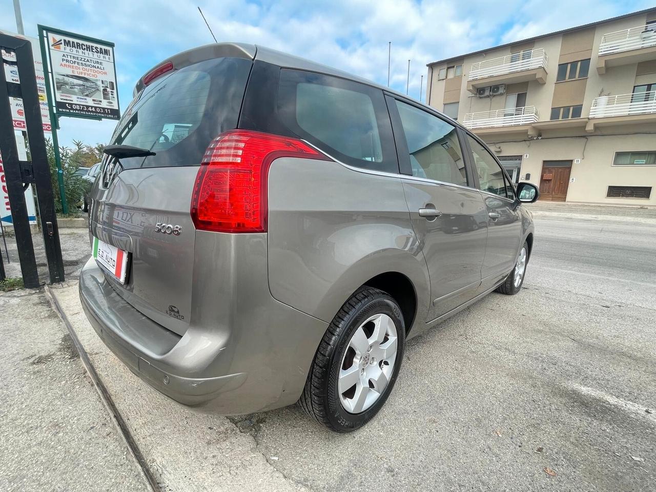 Peugeot 5008 1.6 e-HDi 112CV Stop&Start cambio robotizzato Family