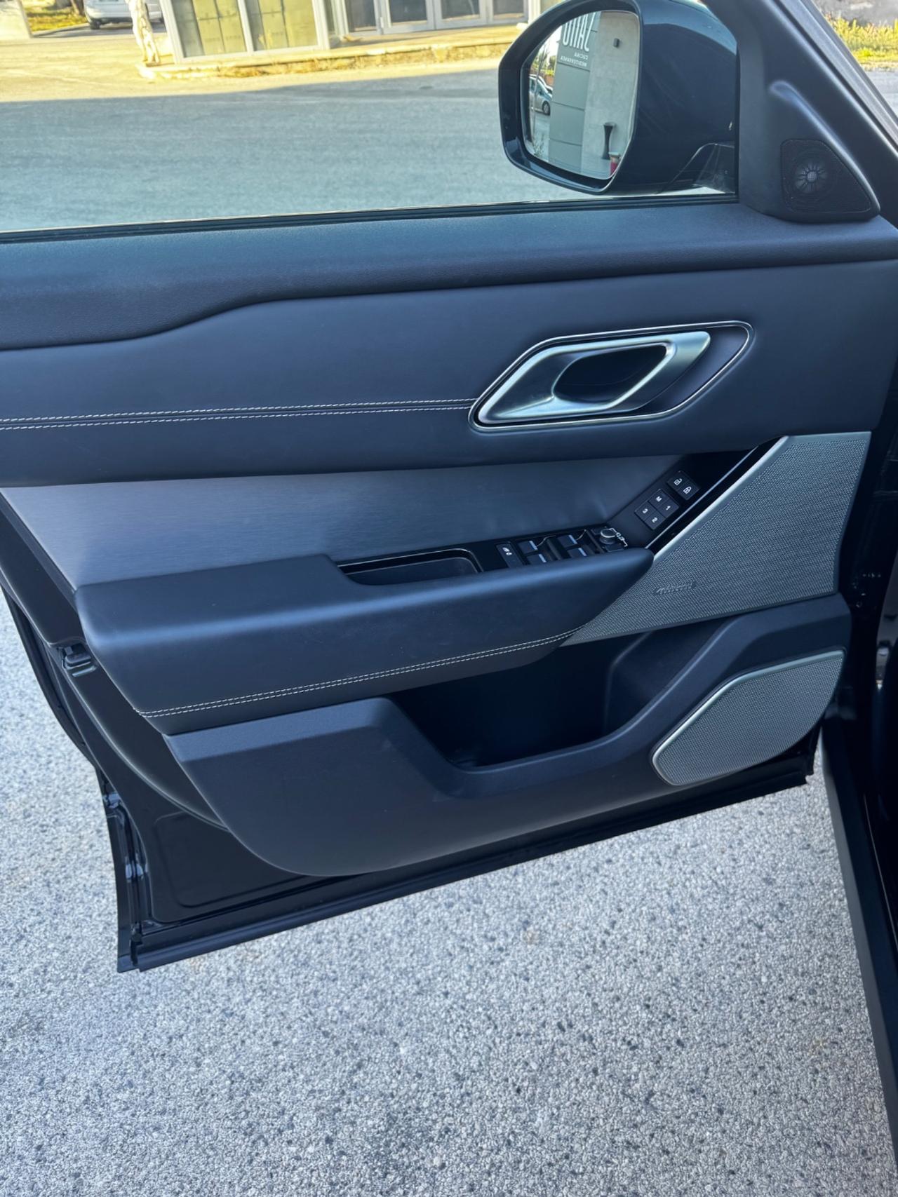 Land Rover Range Velar Total black