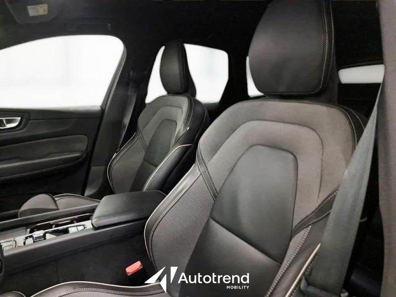 Volvo XC60 B4 197+14 CV Automatica Mild Hybrid Diesel Plus Dark