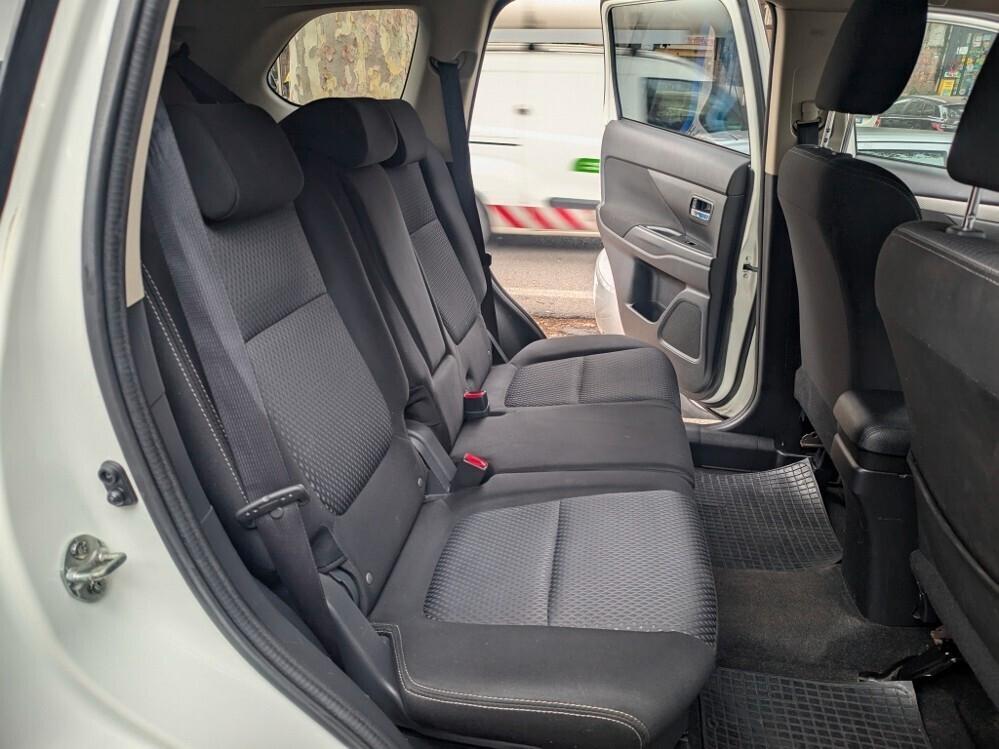 OUTLANDER 2.2 DI-D 4WD 7 POSTI AUTOMATICA EURO 6