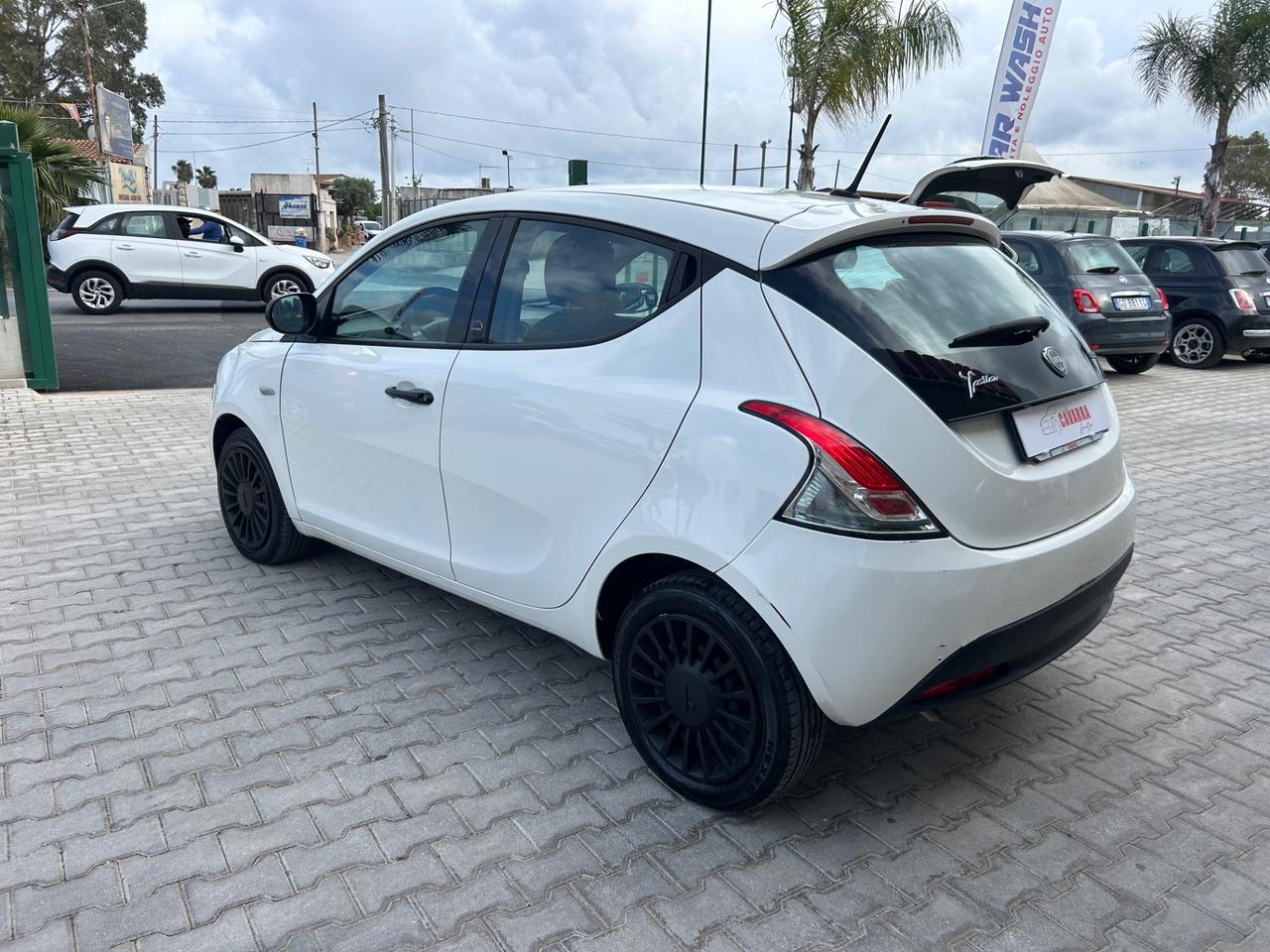 Lancia Ypsilon 1.0 FireFly 5 porte S&S Hybrid Ecochic Silver