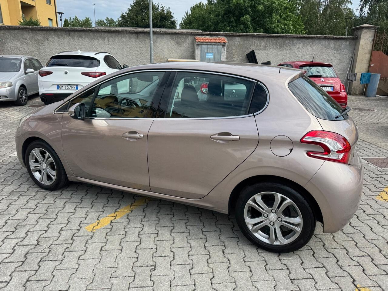 Peugeot 208 1.4 e-HDi 92 CV 5 porte neopatentati