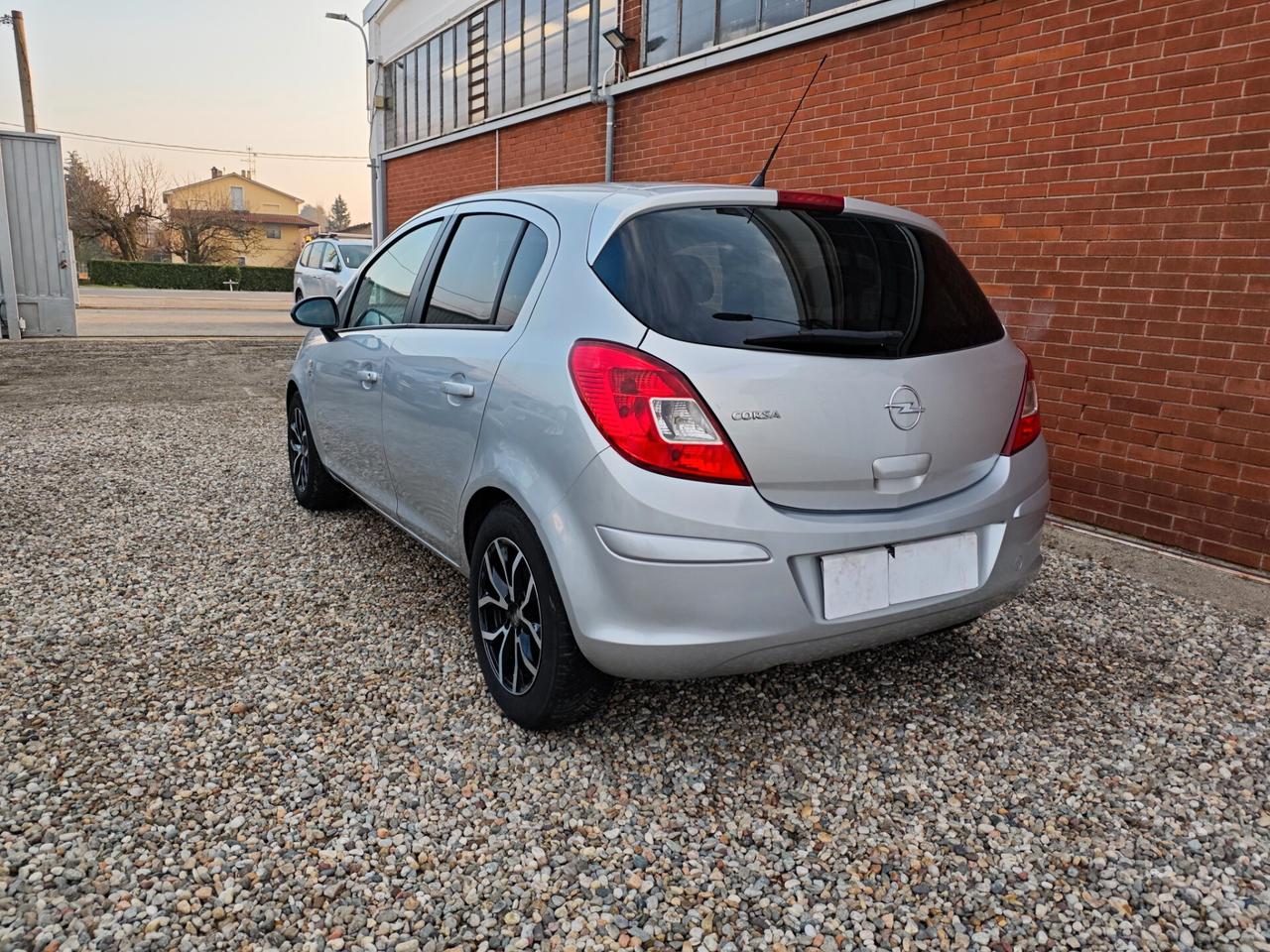 Opel Corsa 1.4 16V 5 porte Cosmo