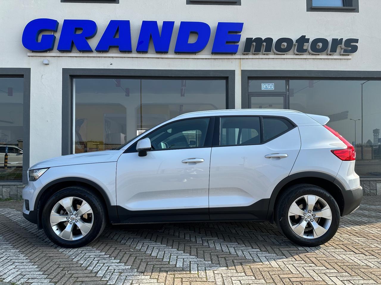Volvo XC40 T2 Momentum Pro Harman/Kardon