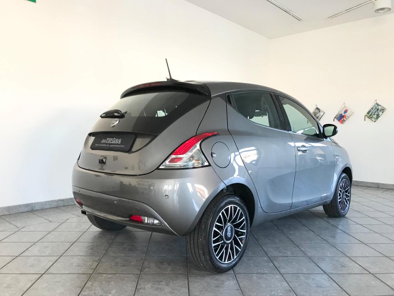 Lancia Ypsilon 1.0 FireFly 5 porte S&S Hybrid Platino