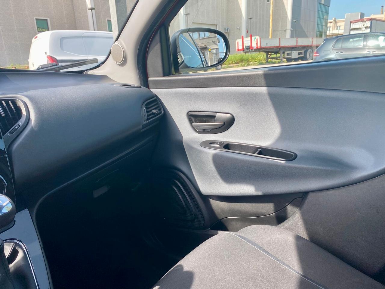 Lancia Ypsilon 0.9 TwinAir 85 CV S&S aut. Silver