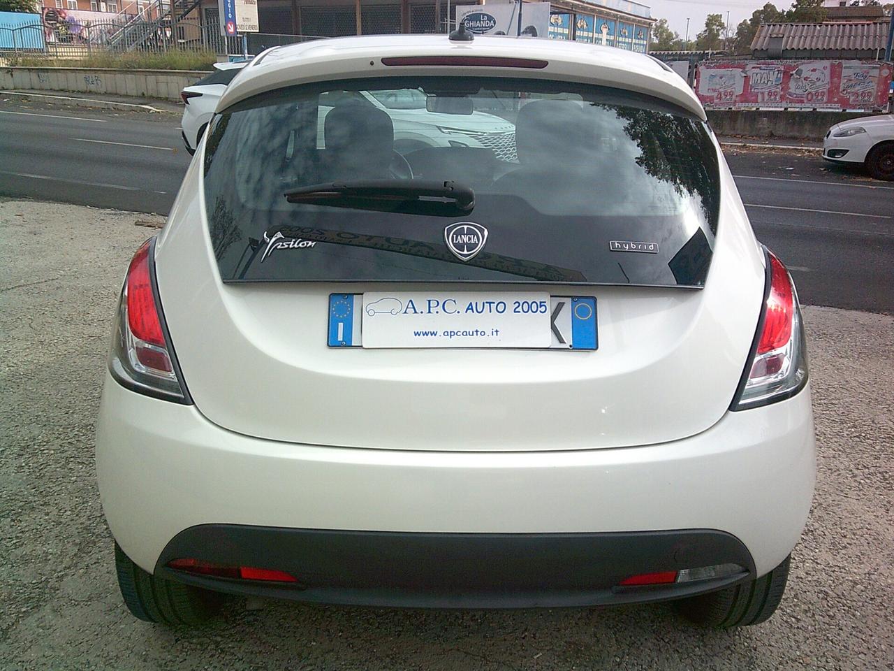 Lancia Ypsilon 1.0 FireFly 5 porte S&S Hybrid Ecochic Silver