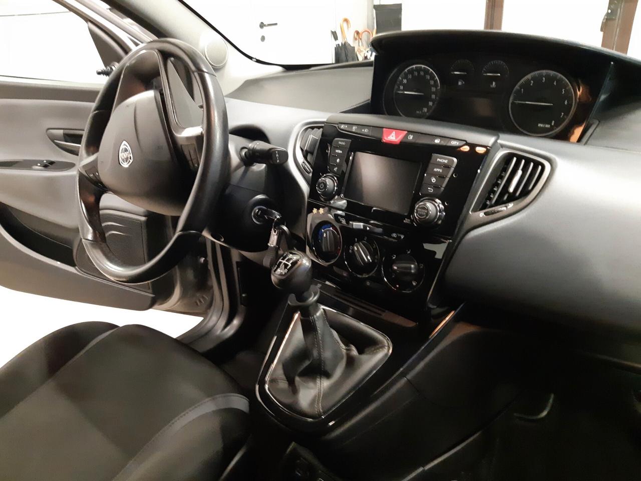Lancia Ypsilon 1.2 69 CV 5 porte Silver