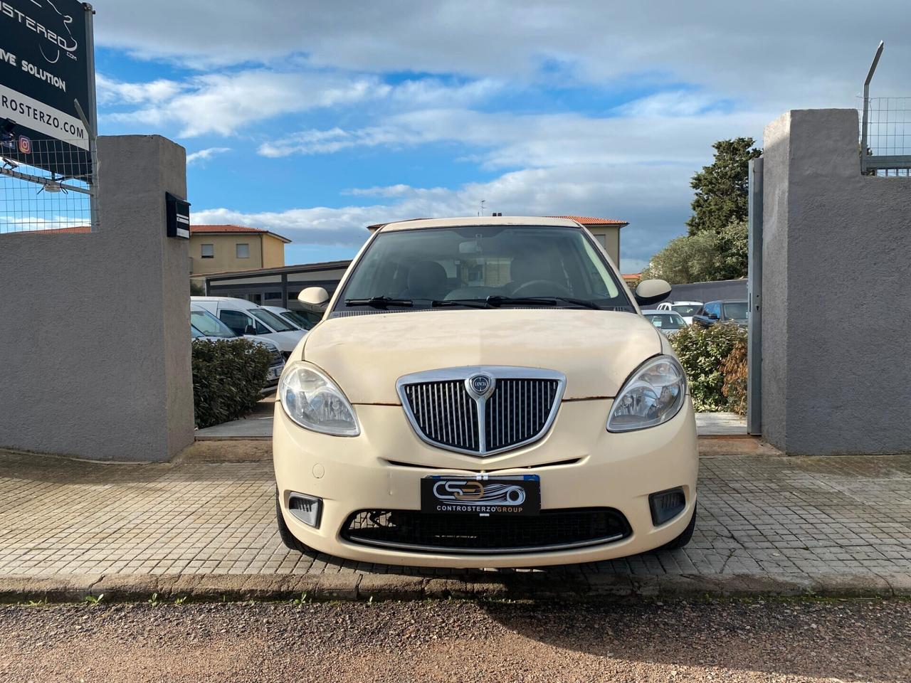 Lancia YPSILON NEOPATENTATI - BENZINA