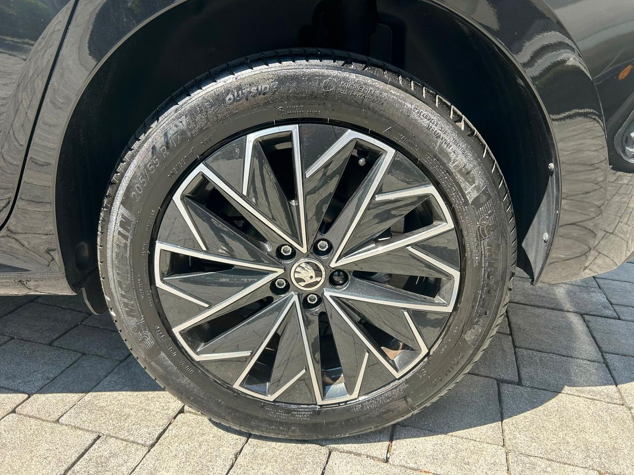 Skoda Kamiq 1.0 TSI Black Dots FARI LED - CERCHI 17" - RETROCAMERA