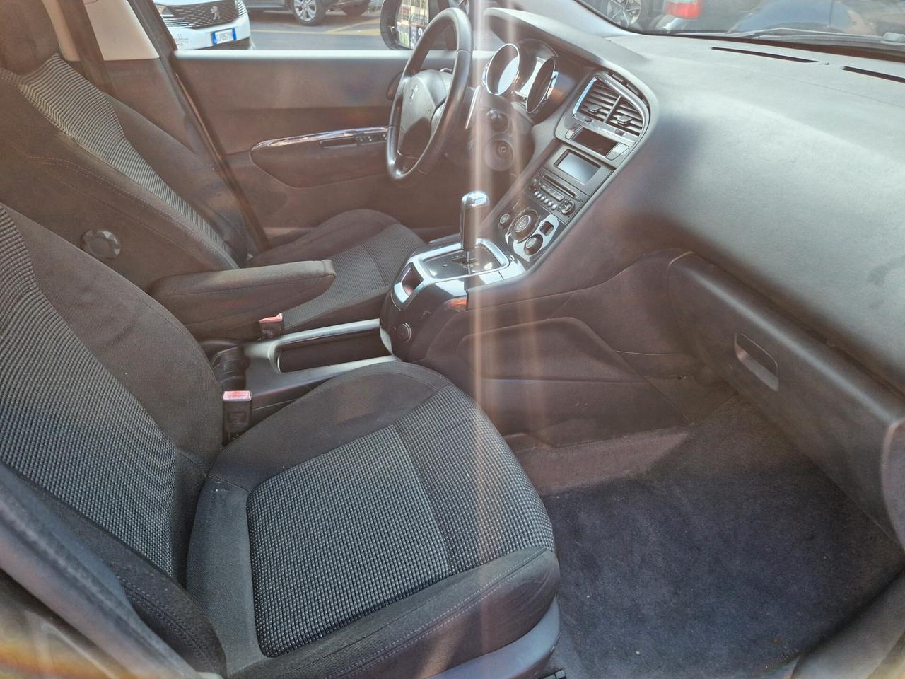 Peugeot 5008 1.6 HDi 110CV cambio robotizzato Tecno