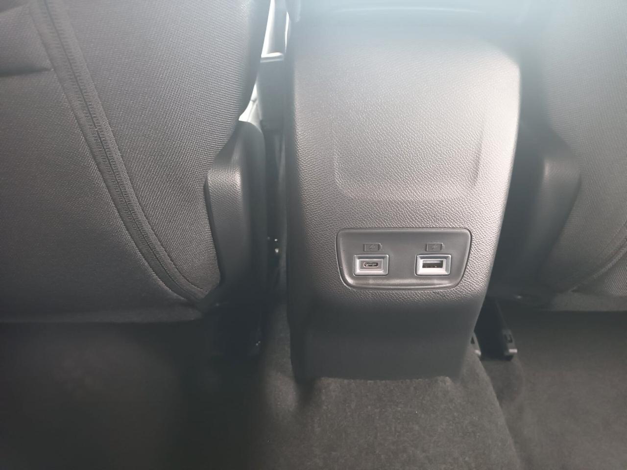 Peugeot 2008 Hybrid 1.2 Allure 145 CV e-DCS6