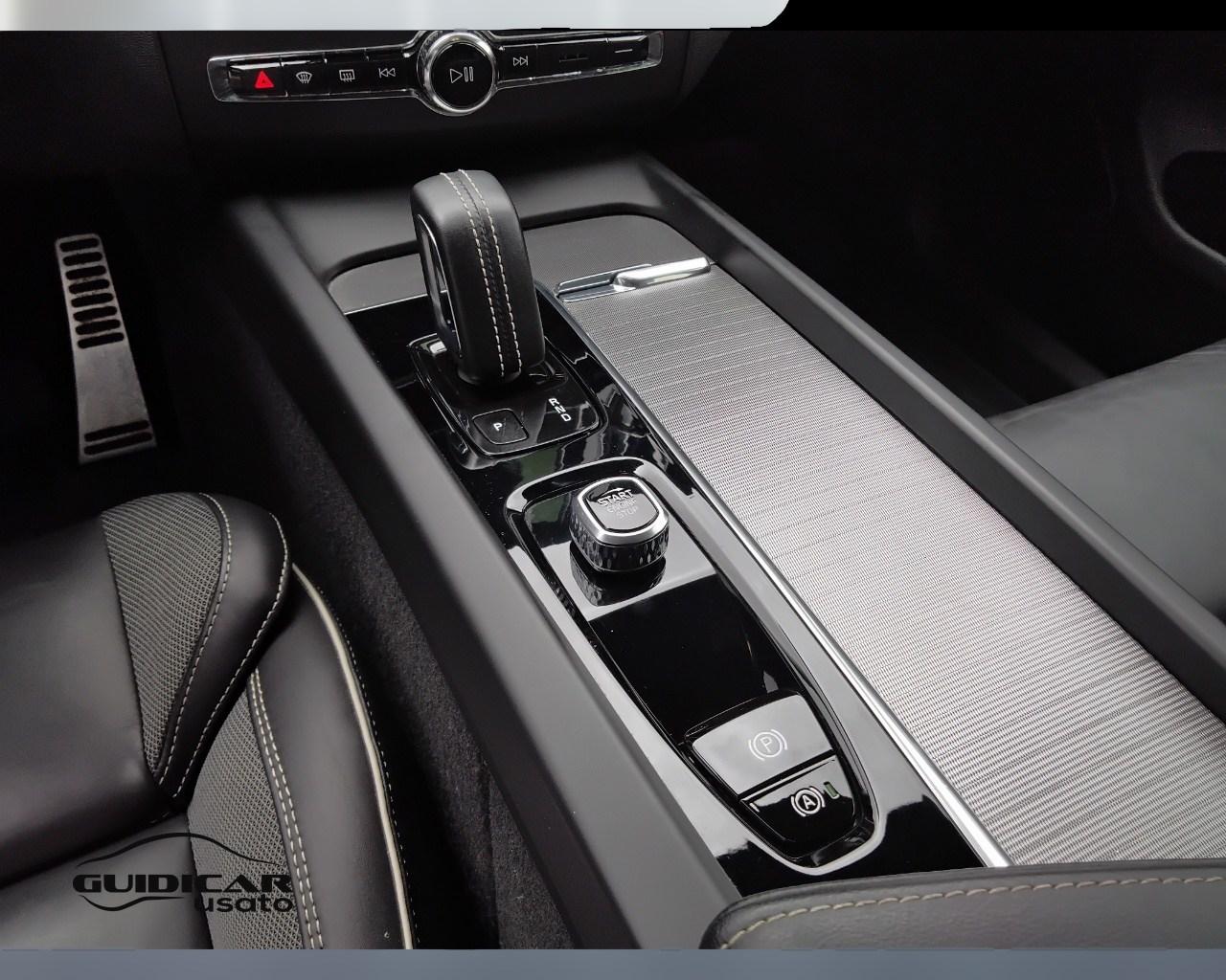 VOLVO XC60 II 2022 - XC60 2.0 b4 Plus Dark awd auto