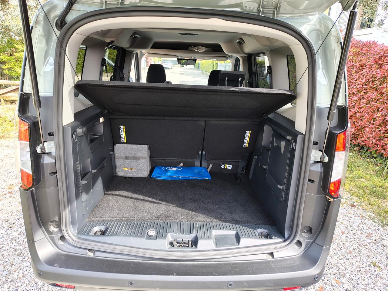 Ford Tourneo Courier 1.0 EcoBoost Titanium