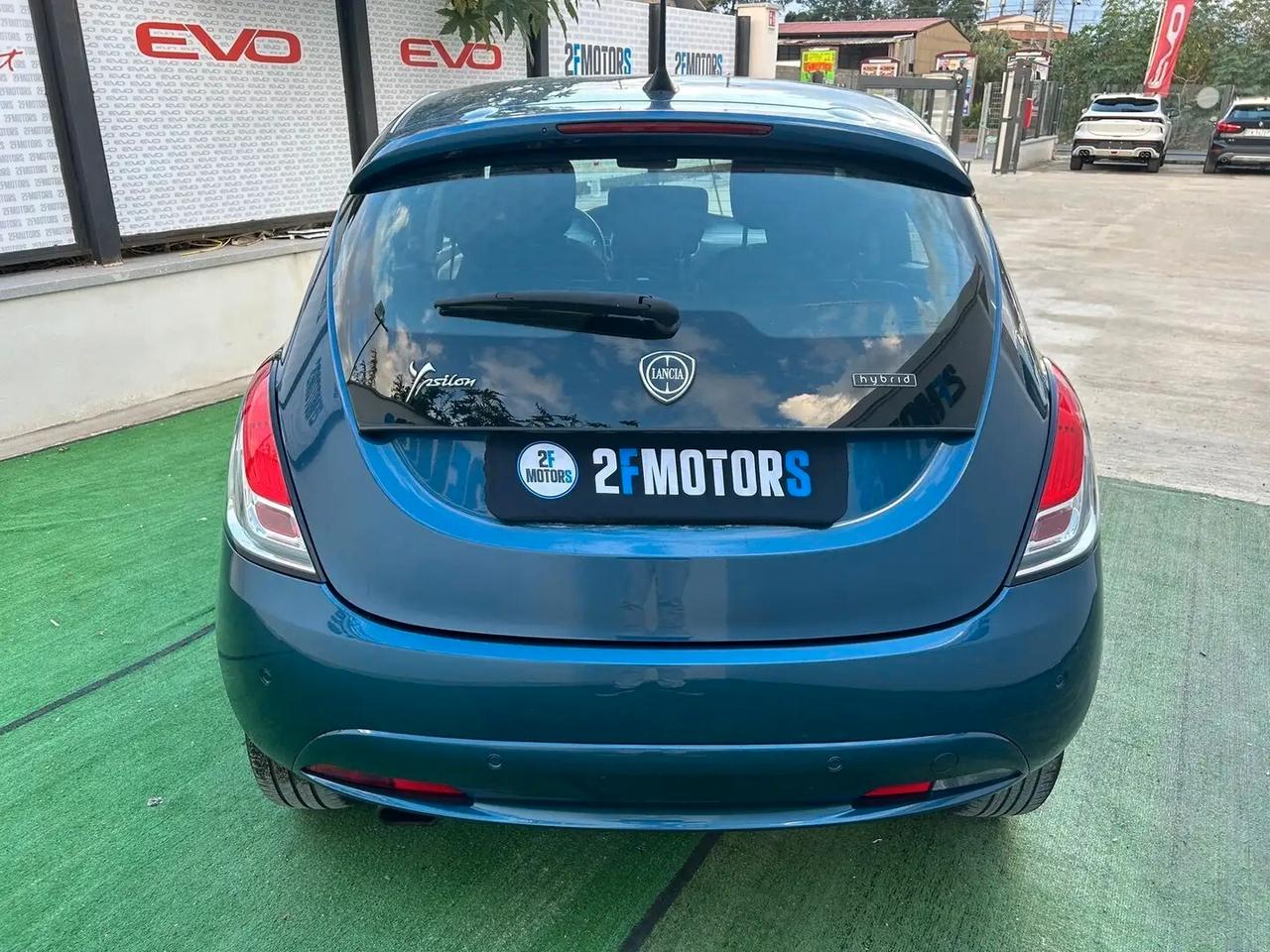 Lancia Ypsilon 1.0 FireFly 5 porte S&S Hybrid Silver