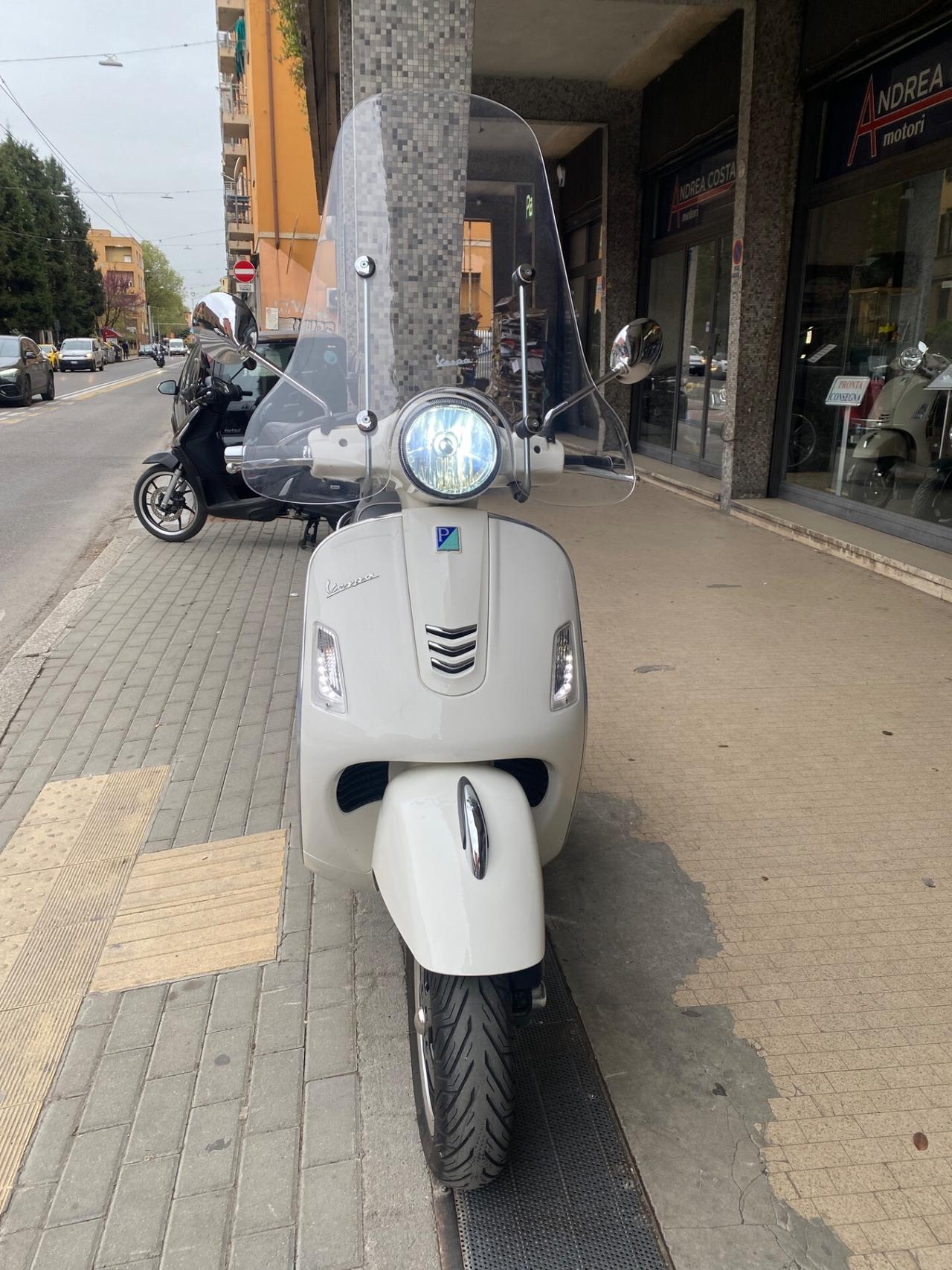 Piaggio Vespa 300 GTS anno 2017 km 11000 COME NUOVA!