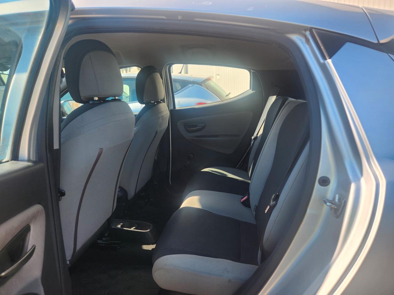 Lancia Ypsilon 0.9 TwinAir 85 CV 5 porte Metano Ecochic Silver