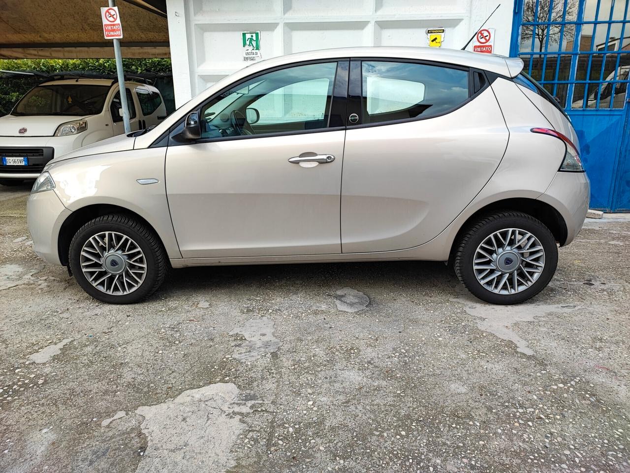 Lancia Ypsilon con 26 Euro 450 km