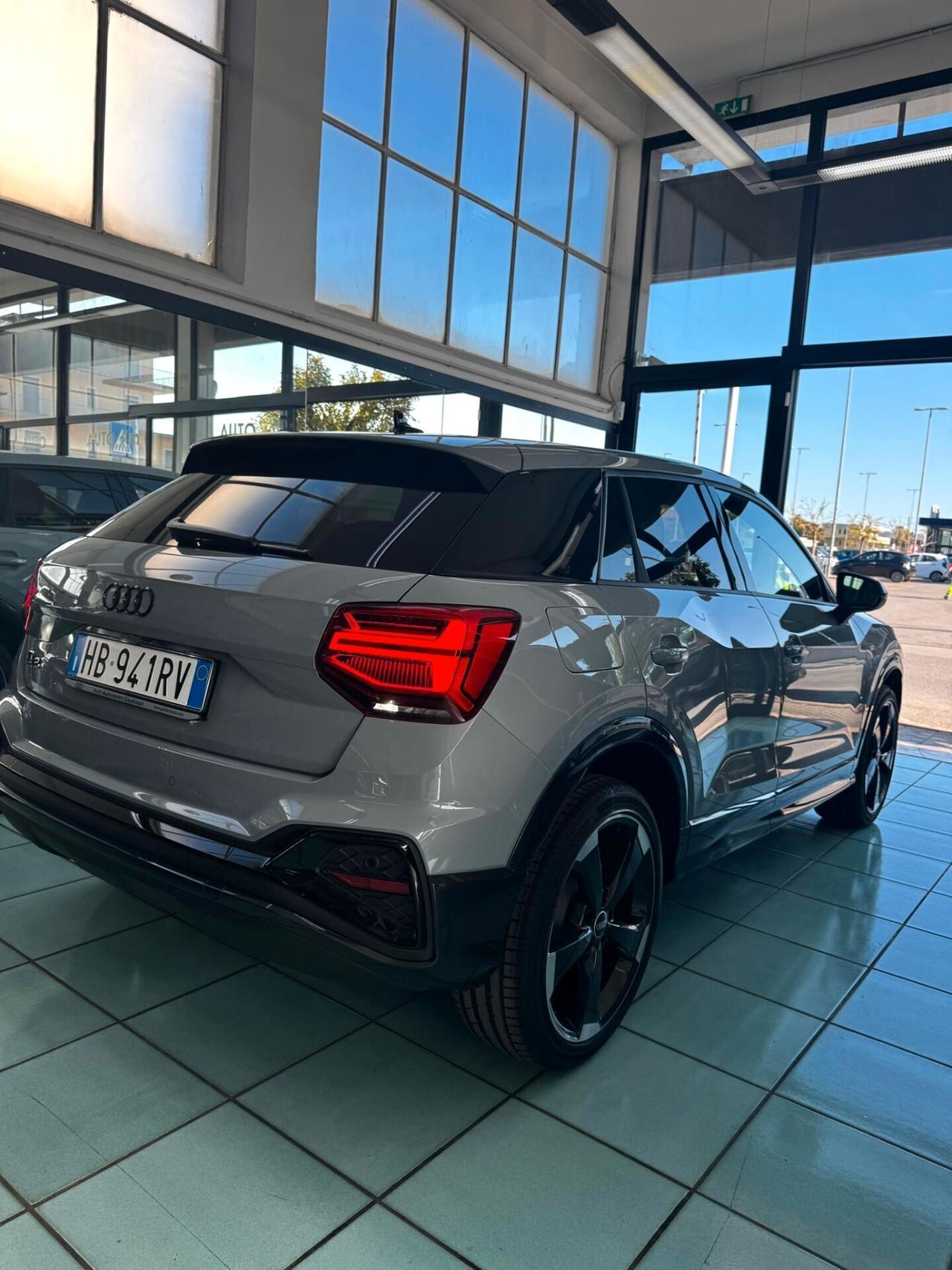 Audi Q2 35 TDI S tronic Identity Black