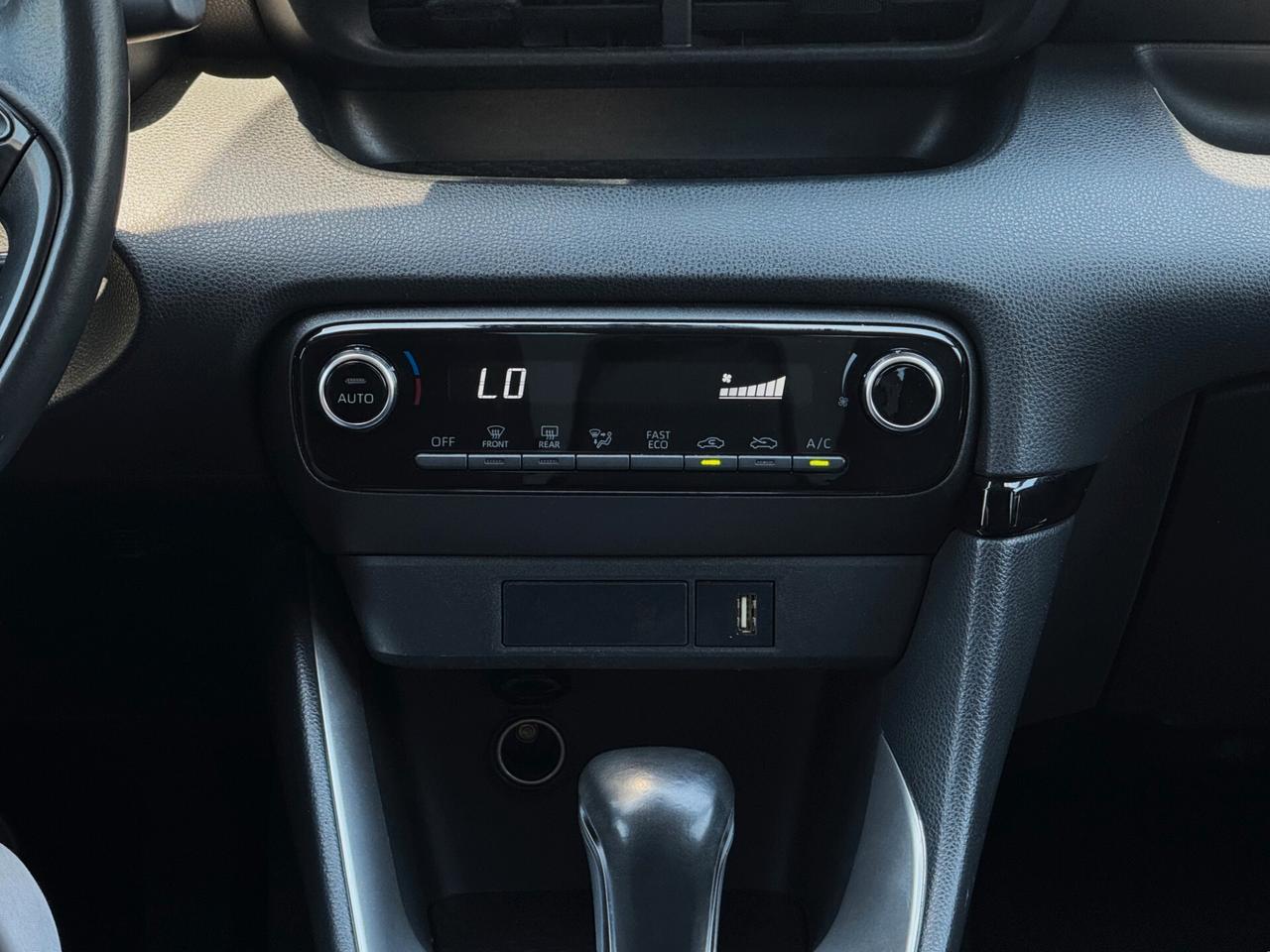 Toyota Yaris 1.5 Hybrid 92CV Business LED CAM