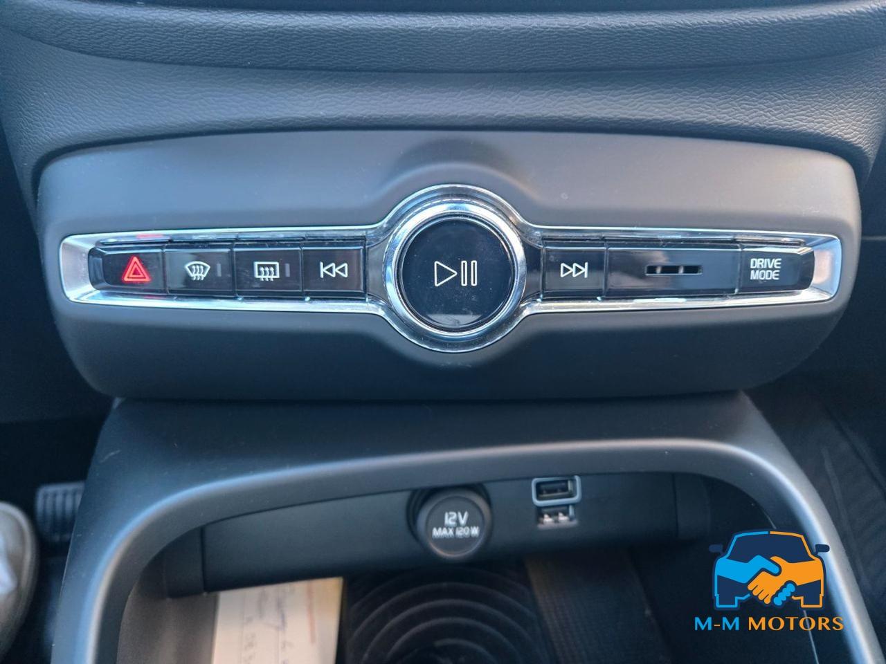 VOLVO XC40 D4 AWD Geartronic Momentum