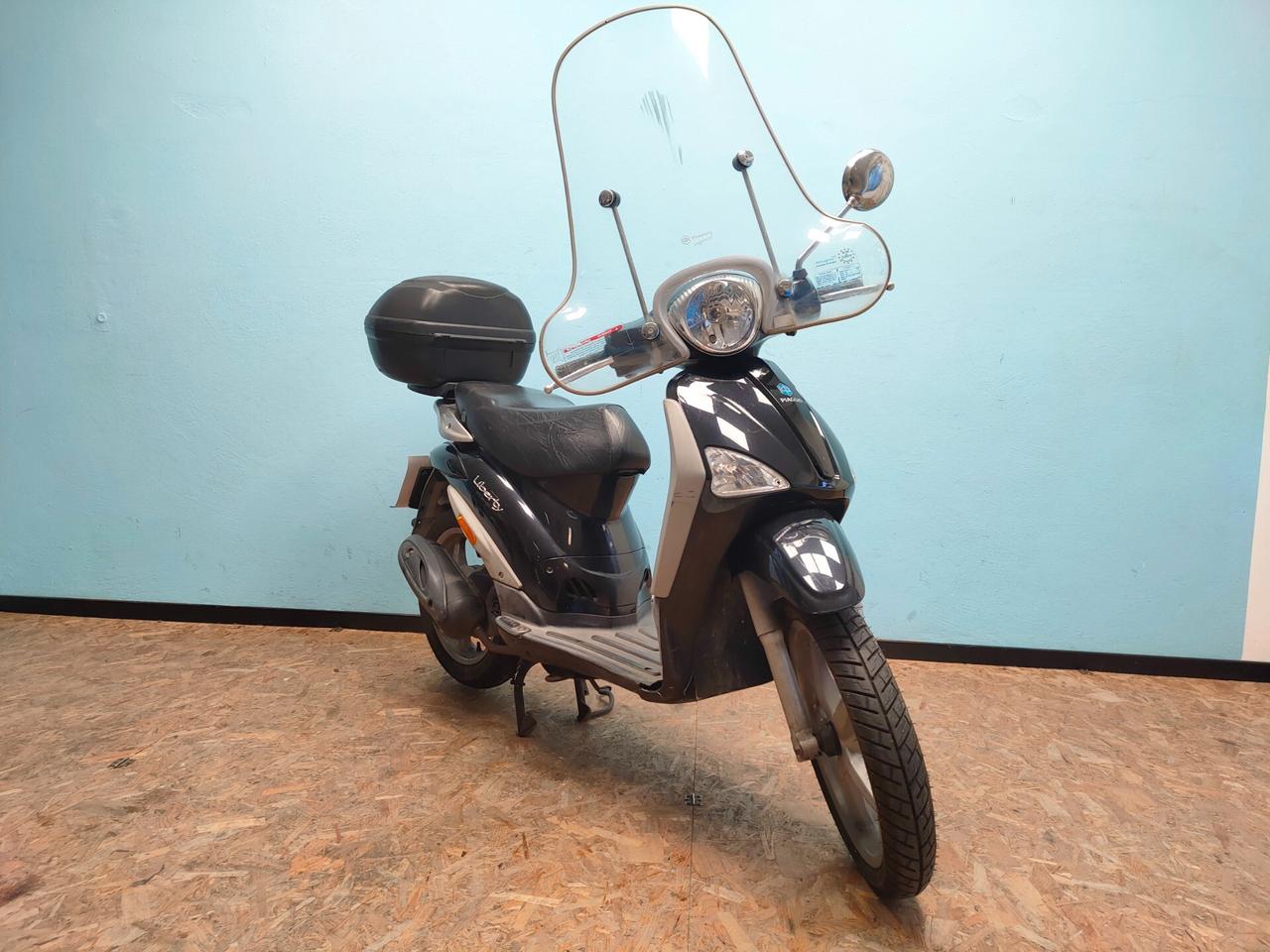 Piaggio Liberty 50 4T - con parabrezza alto e bauletto