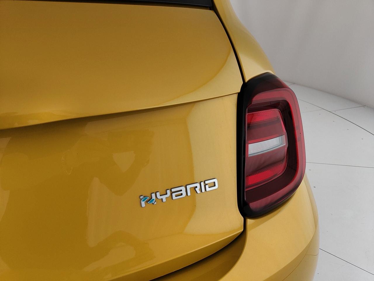 Fiat 500 Berlina Hybrid La Prima