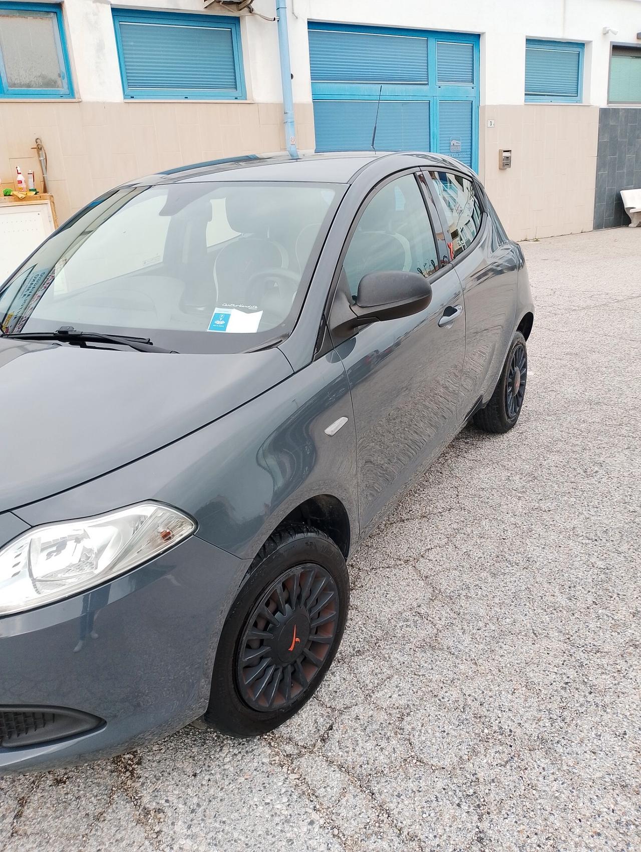 Lancia Ypsilon 0.9 TwinAir 85 CV 5 porte Metano Ecochic Silver