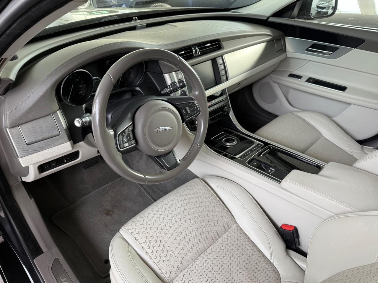 Jaguar XF 2.0 D 180 CV aut. Portfolio