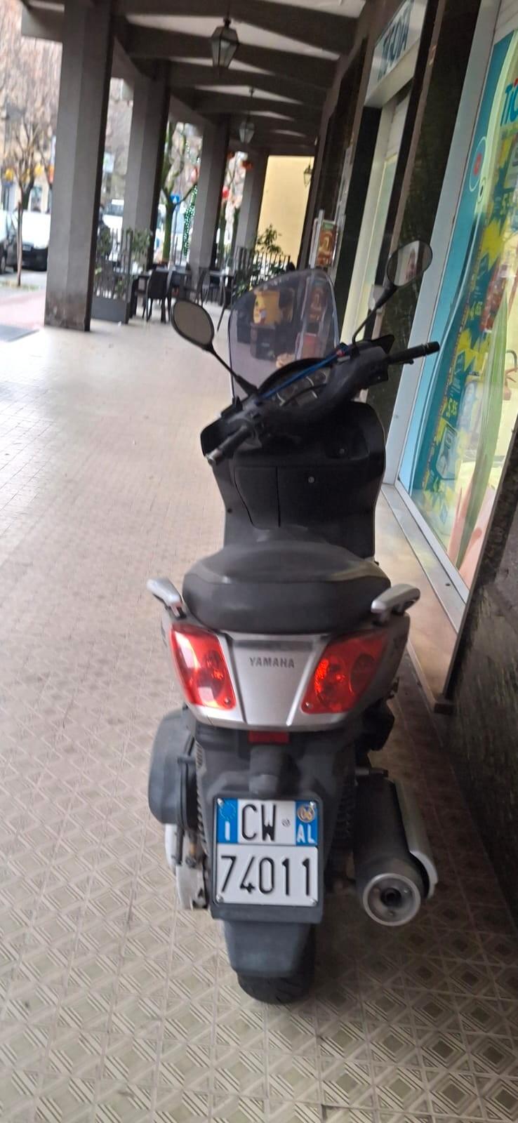 Yamaha X-Max 250