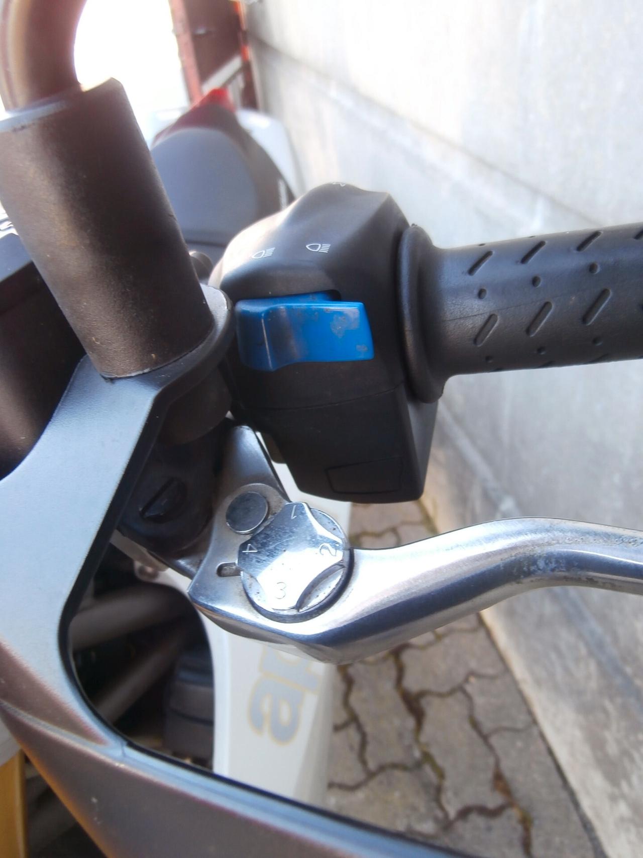 Aprilia Dorsoduro 750 (2009 - 14) del 2009 passaggio incluso.