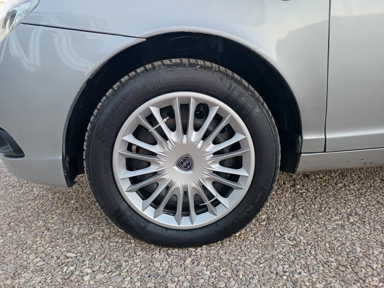Lancia Ypsilon 1.2 benzina UNICA - 2011