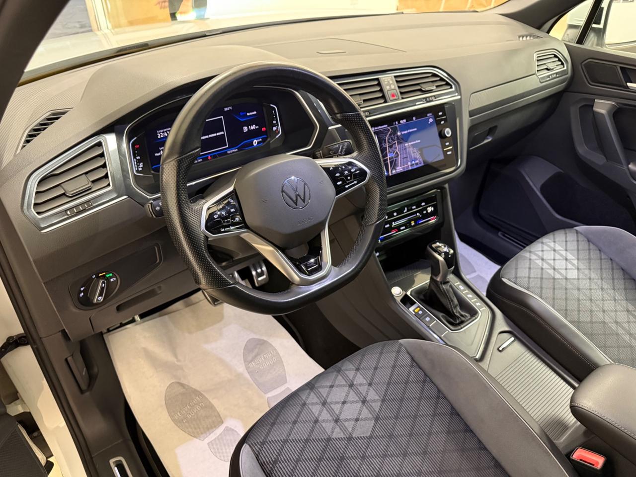 Volkswagen Tiguan 2.0 TDI 150 CV DSG R-Line retro camera, luci ambiente