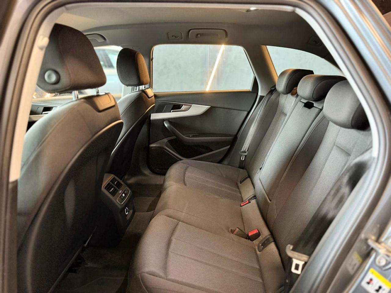 Audi A4 Avant 30 TDI S tronic Business