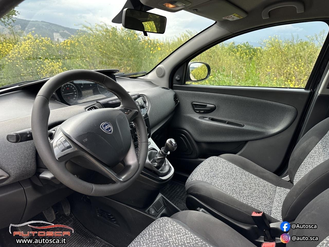 Lancia Ypsilon 1.0 FireFly 5 porte S&S Hybrid Ecochic Silver