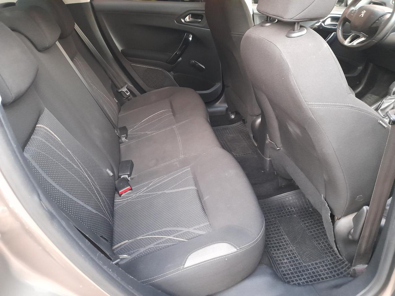 PEUGEOT 208 1.2 5 P