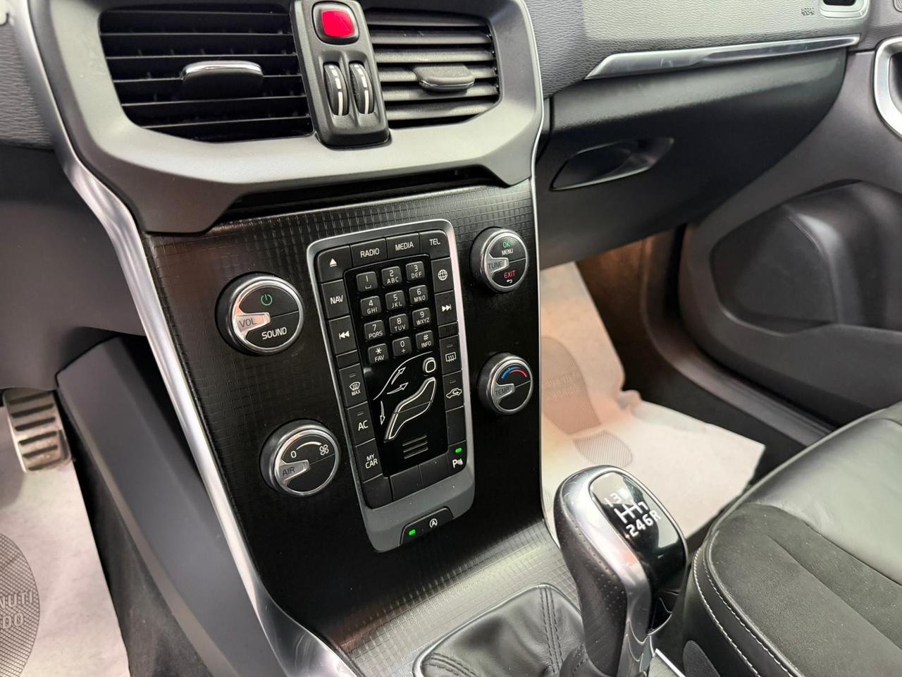 Volvo V40 D3 R-design-GARANTITA-2018