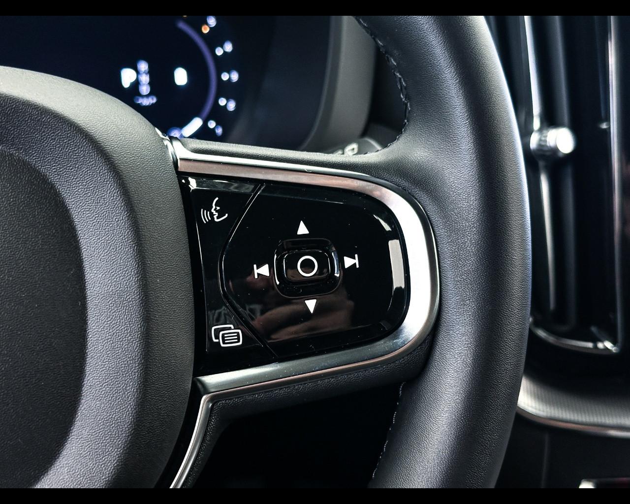 VOLVO XC60 B4 (d) AWD automatico Plus Dark