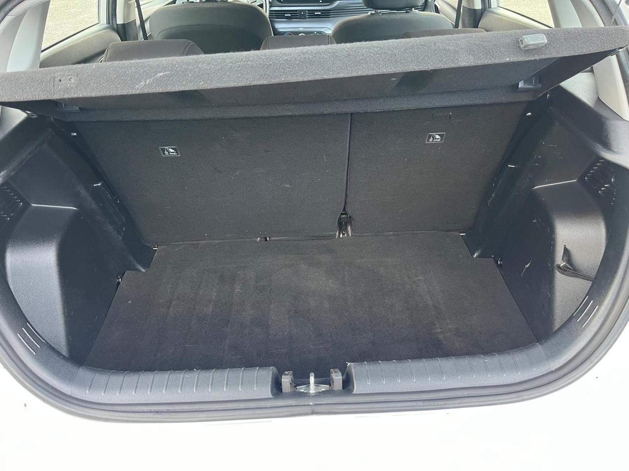 Hyundai i20-1.2 benz-full-2023