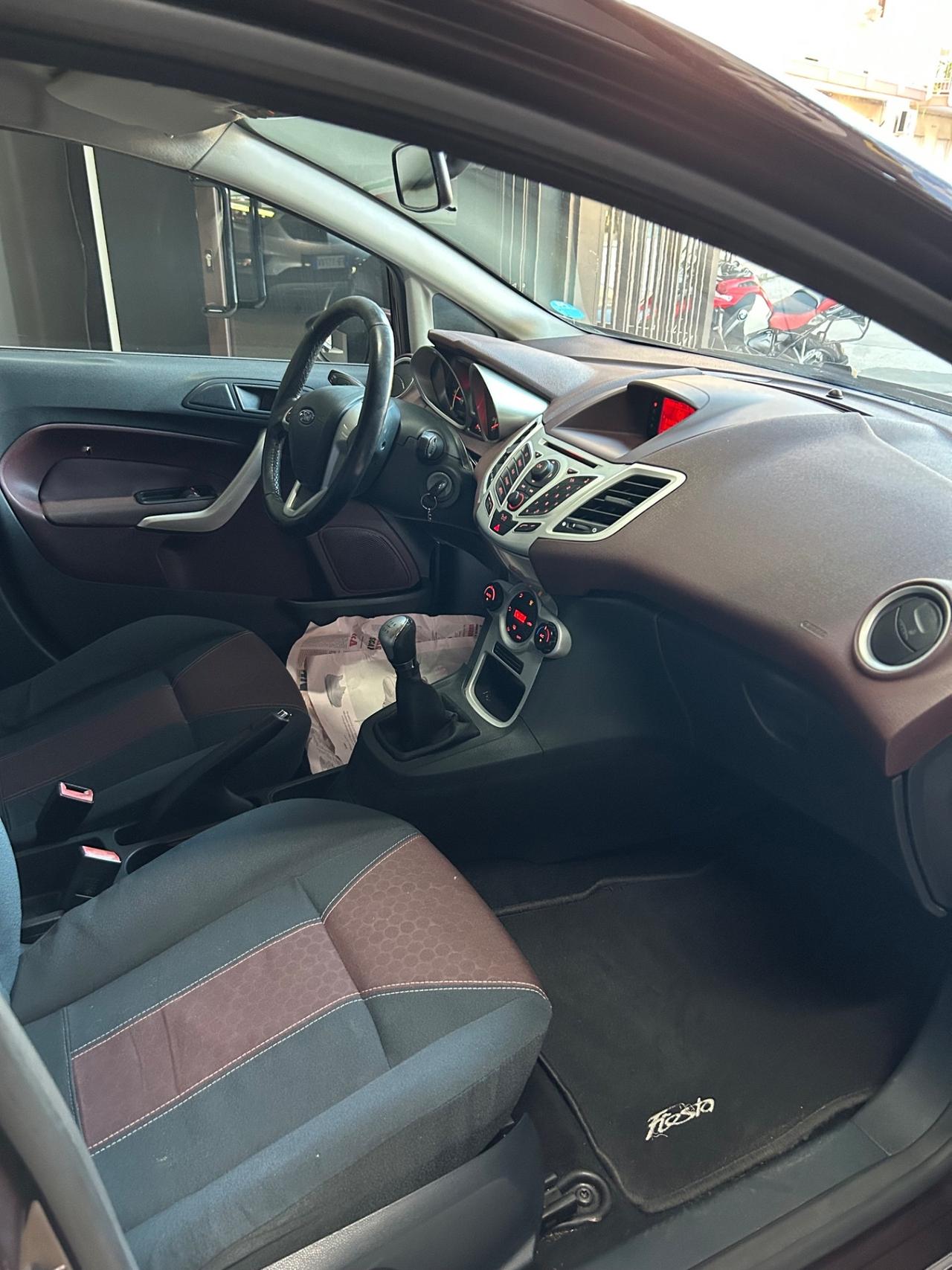 Ford Fiesta 1.4 TDCi 68CV 5 porte Titanium