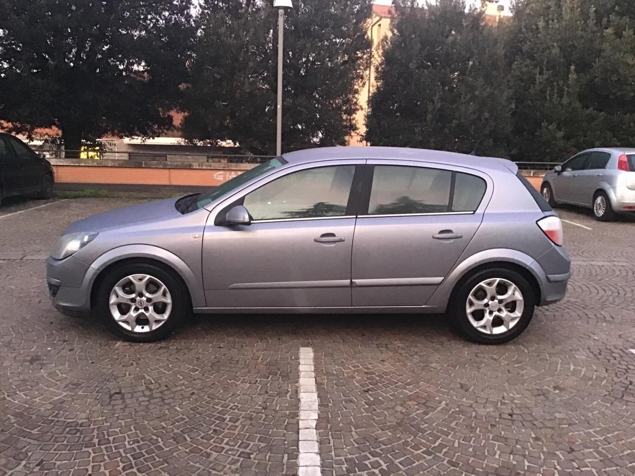 Opel Astra 1.4 16V Twinport 5 porte Enjoy